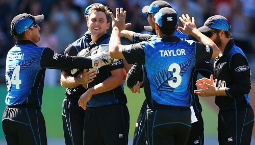 Australia batsmen surrender against Kiwi bowling at Auckland cwc15.